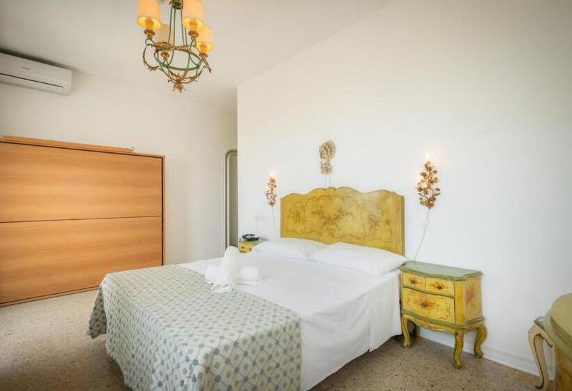 غرفة ديلوكس مطلّة علي البحر مزوَّدة بشُرفة, Tizian Beach