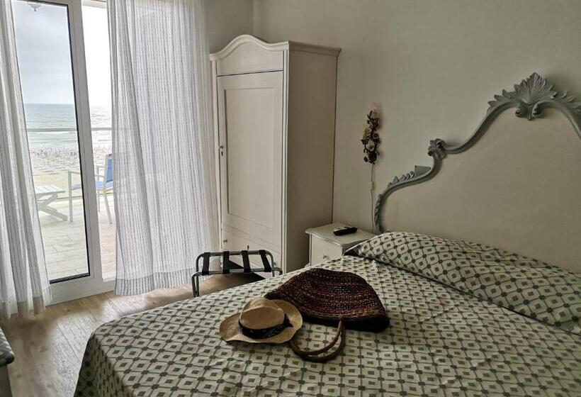 غرفة قياسية إطلالة جانبية علي البحر, Tizian Beach