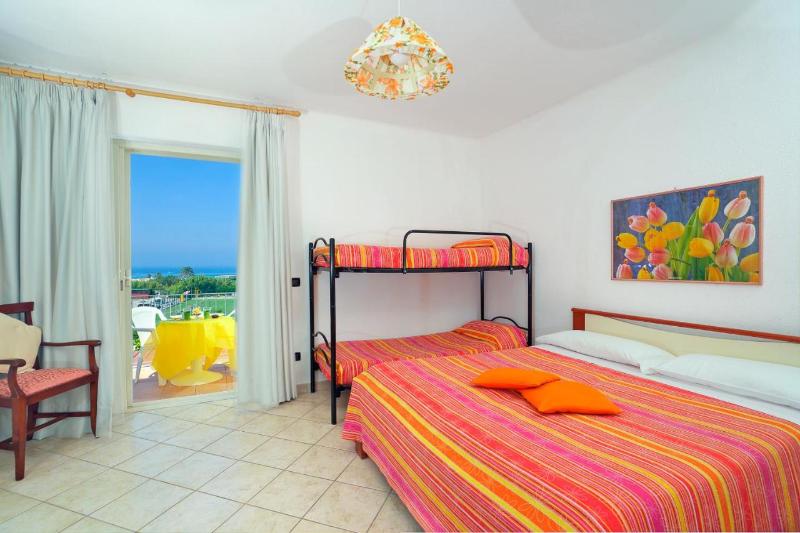 اتاق لوکس با بالکن و چشمانداز دریا, Villa Mena