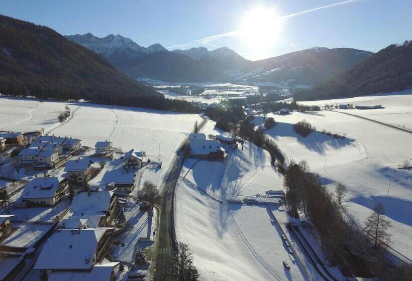 Basic Kolmen Hengen Huone, Garni Renzler