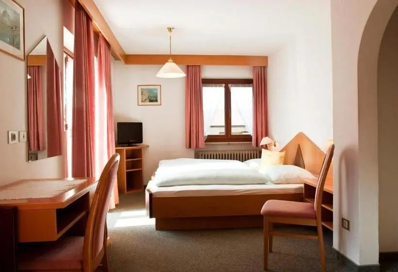Basic Kolmen Hengen Huone, Garni Renzler