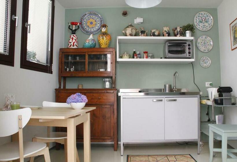 דירת חדר, La Salvia E Il Lampone