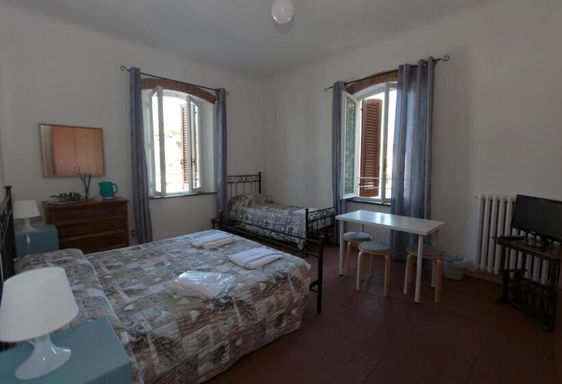 اتاق سه‌نفرۀ استاندارد با سرویس بهداشتی بیرون از اتاق, Magnolia Comfort & Rooms