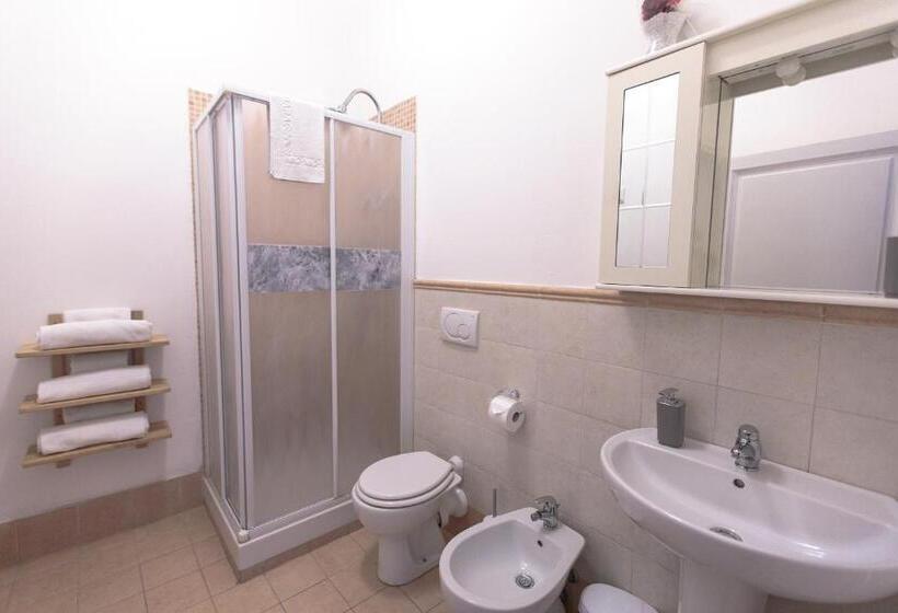 اتاق سه‌نفرۀ استاندارد با سرویس بهداشتی بیرون از اتاق, Magnolia Comfort & Rooms