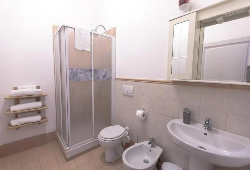 اتاق سه‌نفرۀ استاندارد با سرویس بهداشتی بیرون از اتاق, Magnolia Comfort & Rooms