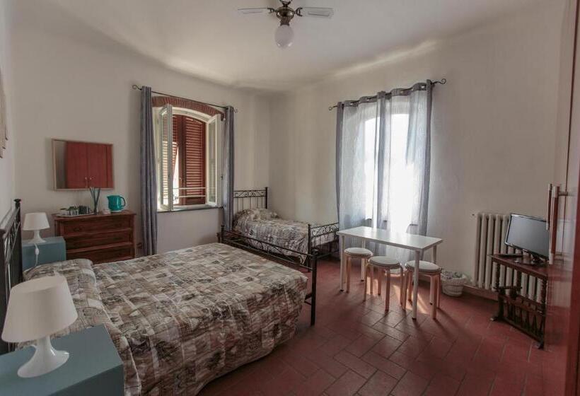 اتاق سه‌نفرۀ استاندارد با سرویس بهداشتی بیرون از اتاق, Magnolia Comfort & Rooms