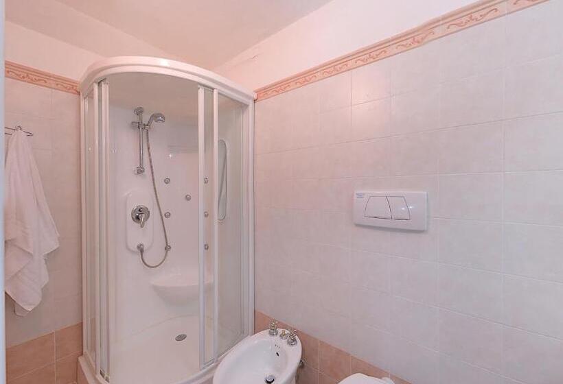 اتاق استاندارد چهار تخته, Le Cave