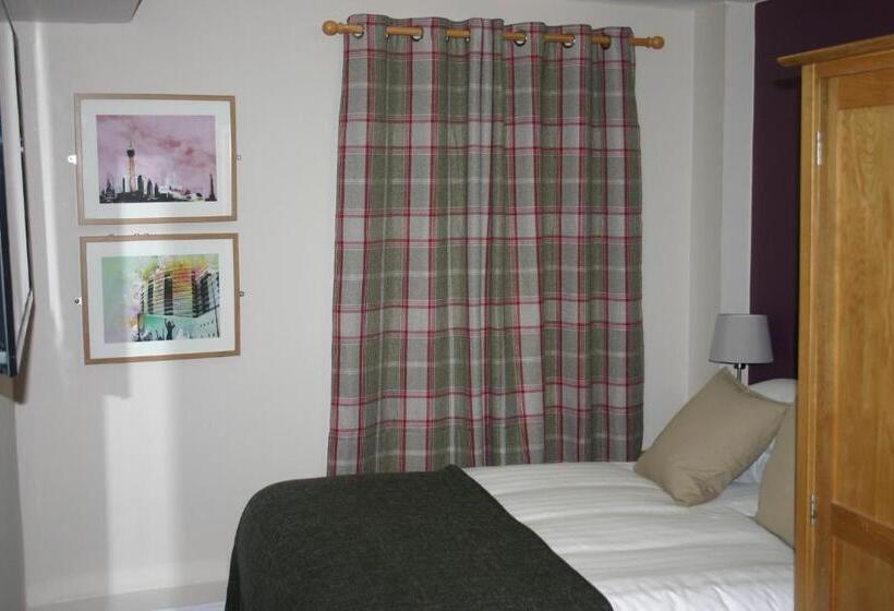 חדר משפחתי דלוקס, Station