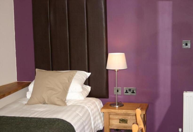 חדר משפחתי דלוקס, Station