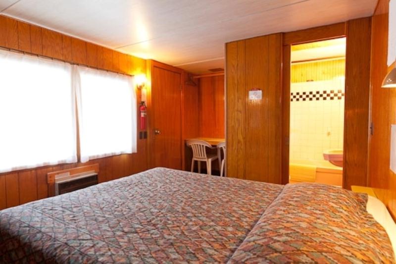 スタンダードルーム, Robbins Motel