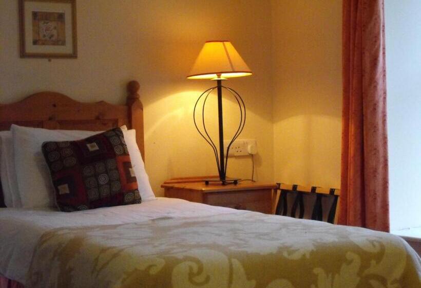 חדר משפחתי, The Anvil Bar B&b