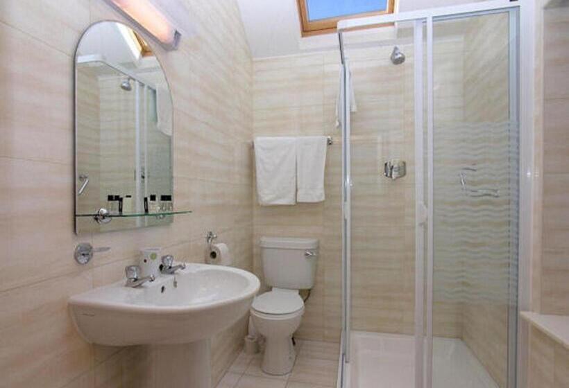 חדר משפחתי, The Anvil Bar B&b