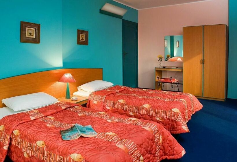 اتاق استاندارد با سرویس بهداشتی مشترک, Invitation