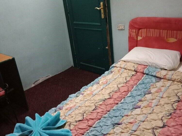 اتاق استاندارد یک تخته با سرویس بهداشتی مشترک, Invitation