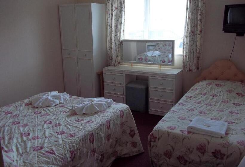 سوییت خانوادگی, Ashley Court Hotel