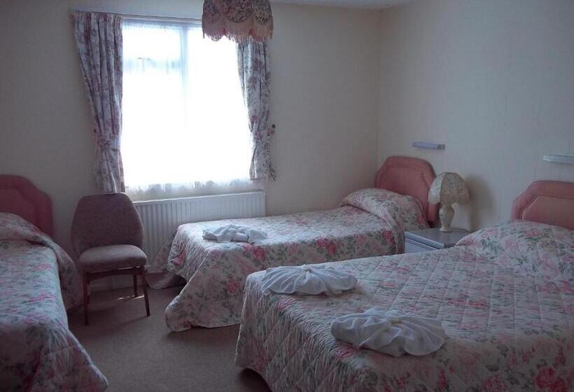 سوییت خانوادگی, Ashley Court Hotel