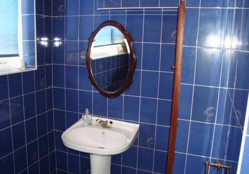 اتاق استاندارد سه تخته با سرویس بهداشتی مشترک, Best Inn
