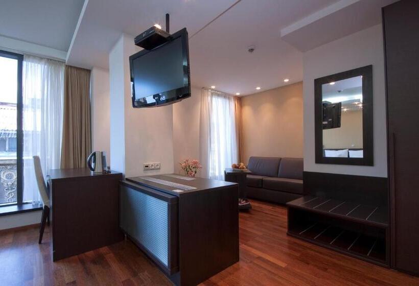 سوییت جونیور, City Boutique