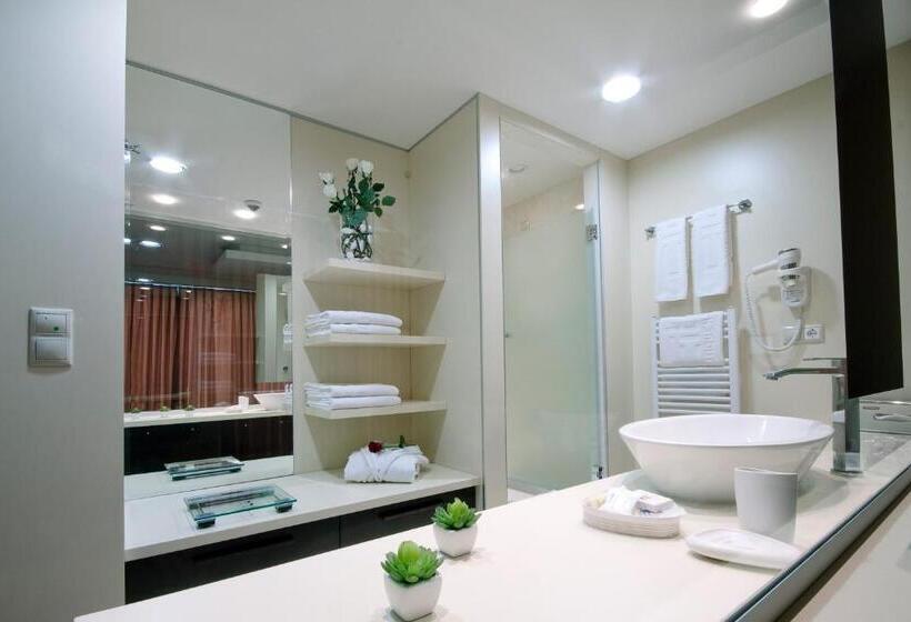 1 Bedroom Penthouse Apartment, City Boutique