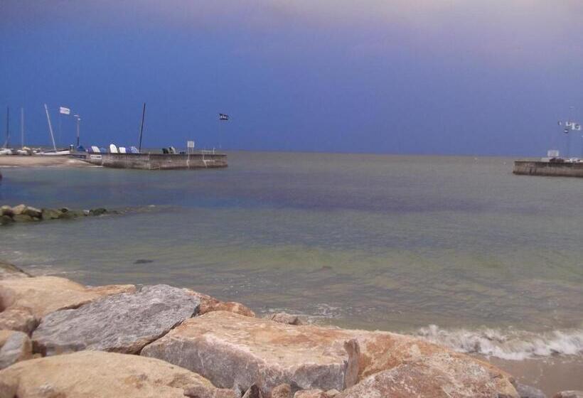 اتاق خانوادگی, Les Rochers