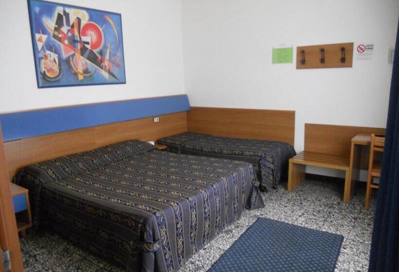 חדר סטנדרט לשלושה, Bluecolors