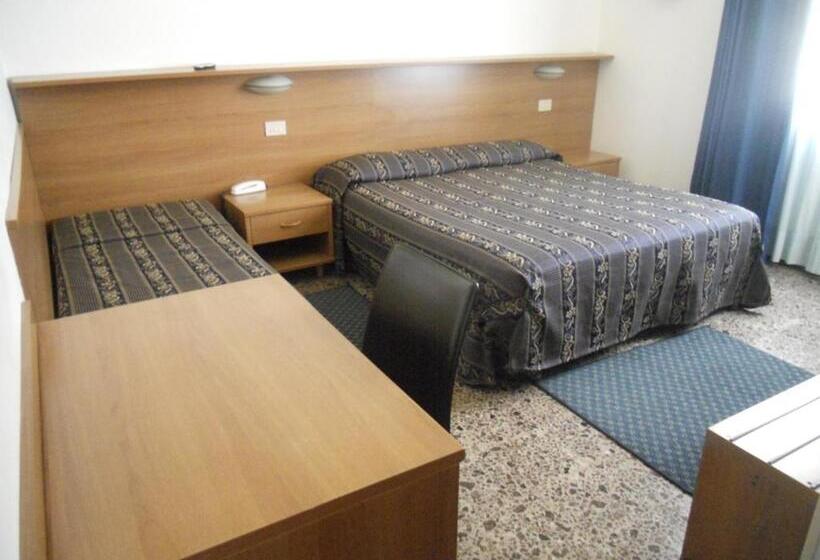 חדר סטנדרט לשלושה, Bluecolors