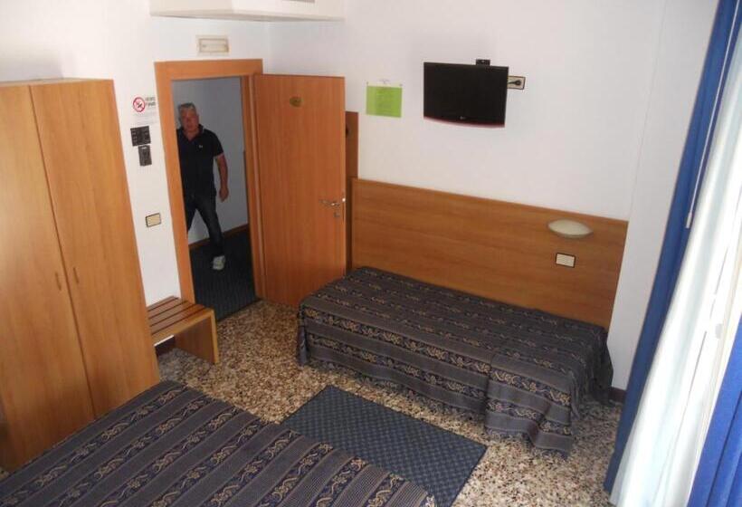 חדר סטנדרט לשלושה, Bluecolors