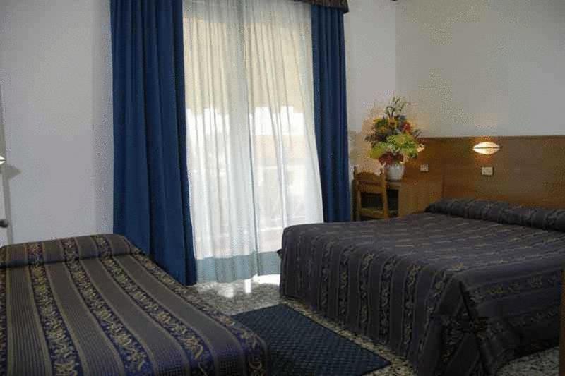 חדר סטנדרט לשלושה, Bluecolors