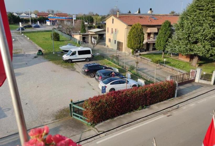 חדר משפחתי, Bluecolors