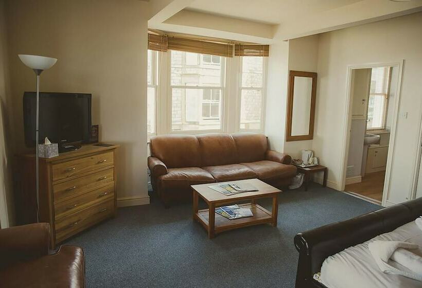 Семейный Номер Вид на Море, The Crown