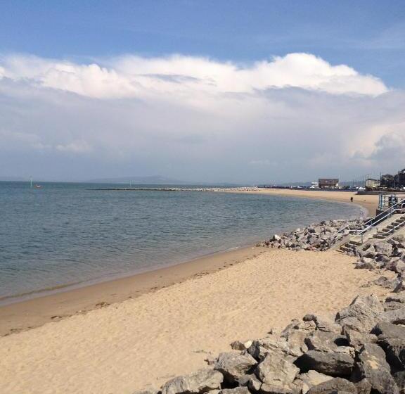 Семейный Номер Вид на Море, The Crown