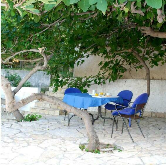 اتاق لوکس با بالکن و چشم‌انداز دریا, Lokunja Bed&breakfast