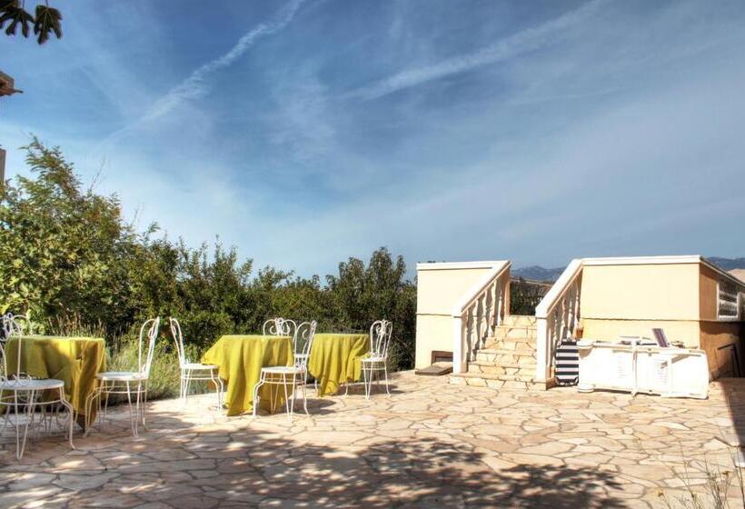 اتاق لوکس با بالکن و چشم‌انداز دریا, Lokunja Bed&breakfast