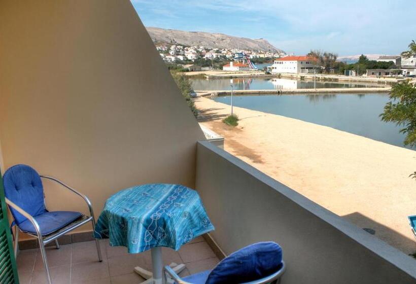 اتاق سه نفره دلوکس با چشم‌انداز دریا, Lokunja Bed&breakfast