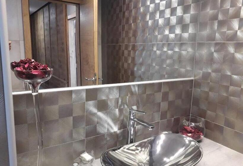 דירת חדר דלוקס, Admiral Vinkovci