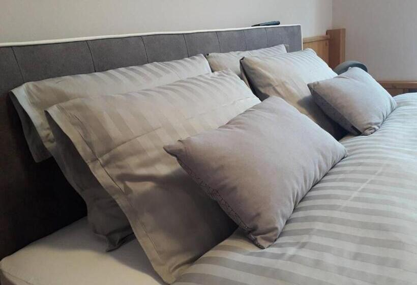 דירת חדר דלוקס, Admiral Vinkovci