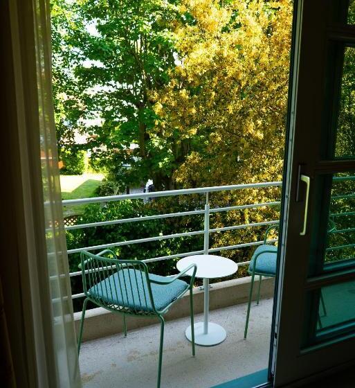 جناح مزوَّد بشرفة, Iris