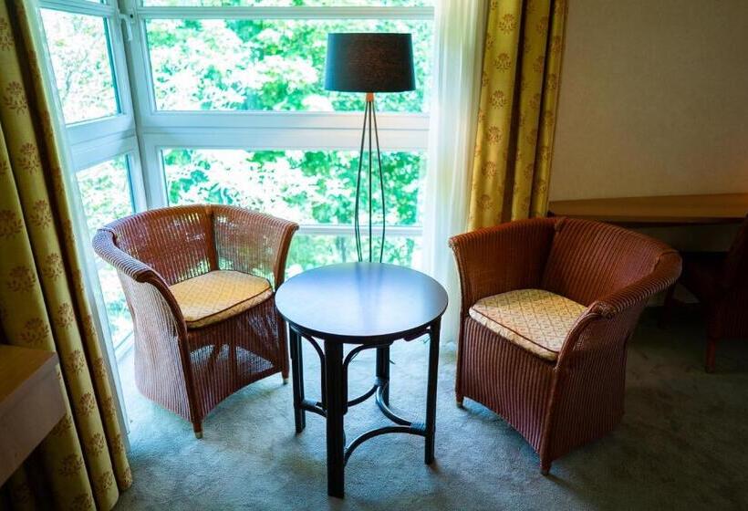 جناح مزوَّد بشرفة, Iris