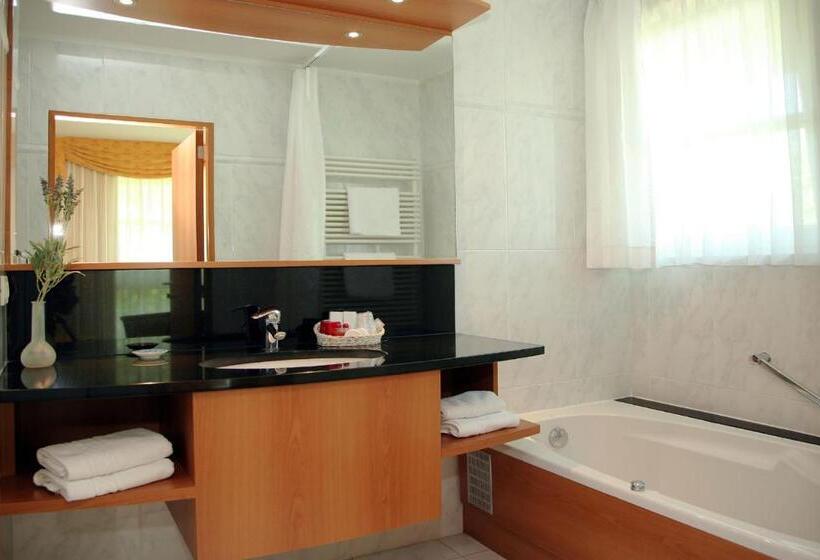 جناح مزوَّد بشرفة, Iris