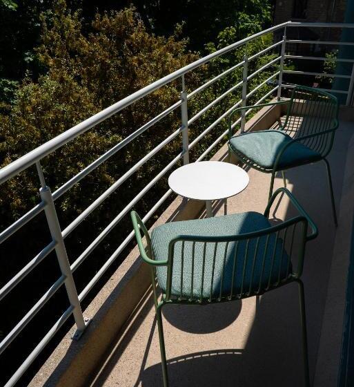 جناح مزوَّد بشرفة, Iris