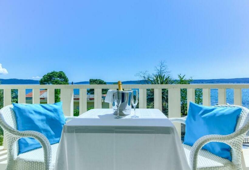 غرفة ديلوكس مطلّة علي البحر مزوَّدة بشُرفة, Riva Kaštela With Swimming Pool