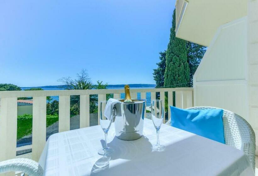 غرفة ديلوكس مطلّة علي البحر مزوَّدة بشُرفة, Riva Kaštela With Swimming Pool