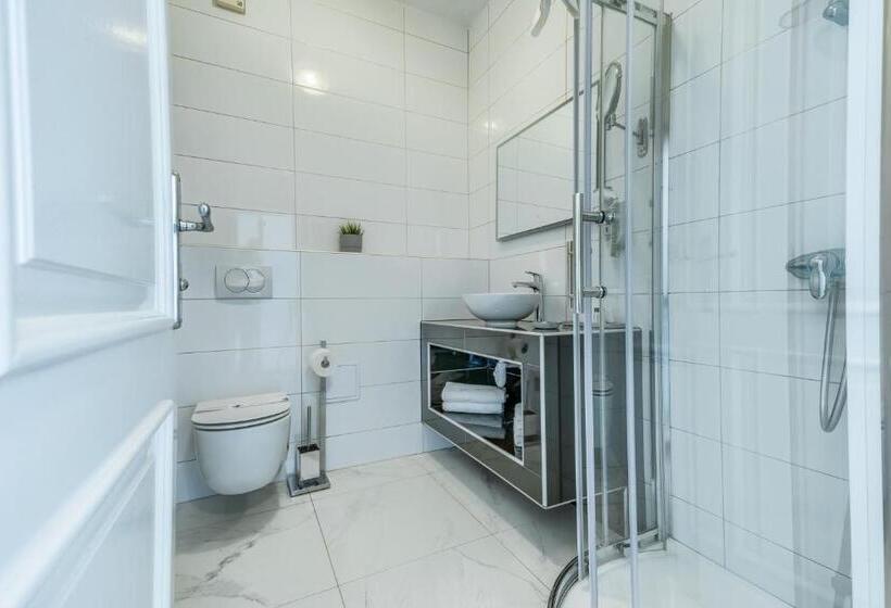 غرفة ديلوكس مطلّة علي البحر مزوَّدة بشُرفة, Riva Kaštela With Swimming Pool