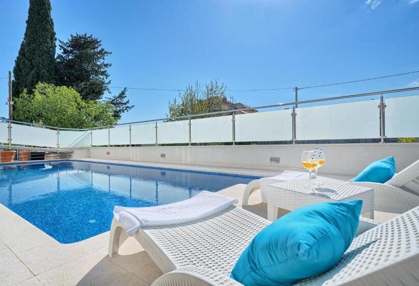 غرفة ديلوكس مطلّة علي البحر مزوَّدة بشُرفة, Riva Kaštela With Swimming Pool