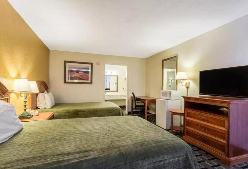 带2个双人床的标准工作室, Rodeway Inn Denmarkjackson