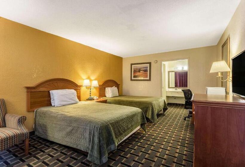 带2个双人床的标准工作室, Rodeway Inn Denmarkjackson