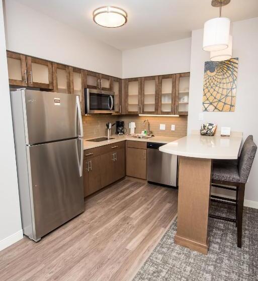 带大床的复式套间, Staybridge Suites Houston Humble Beltway 8 E, An Ihg