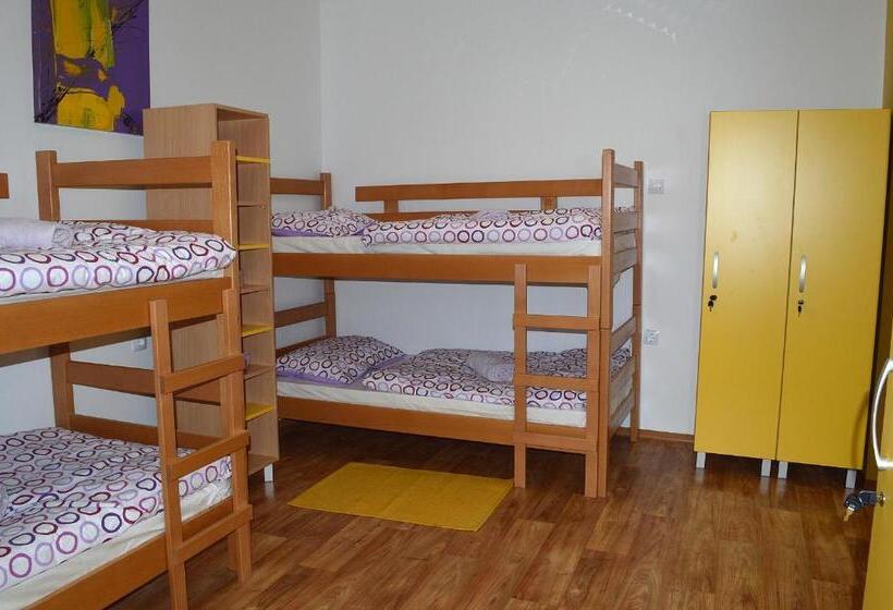 تختخواب در اتاق مشترک, Hostel Fun