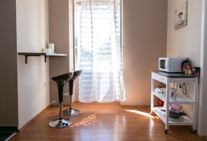 اتاق استاندارد سه تخته با سرویس بهداشتی مشترک, Hostel Morcic