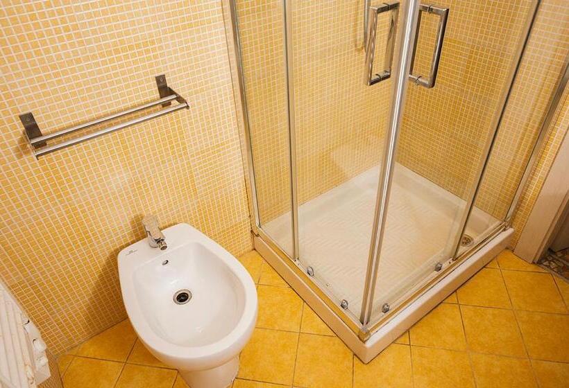 Chambre Triple Standard Salle de bain Extérieure, B&b Pisaland